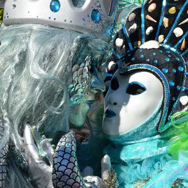 Costume ancien conservé comme une œuvre d’art de haute valeur