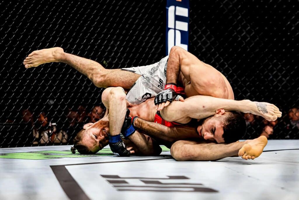 Deux combattants de MMA s’affrontent au sol