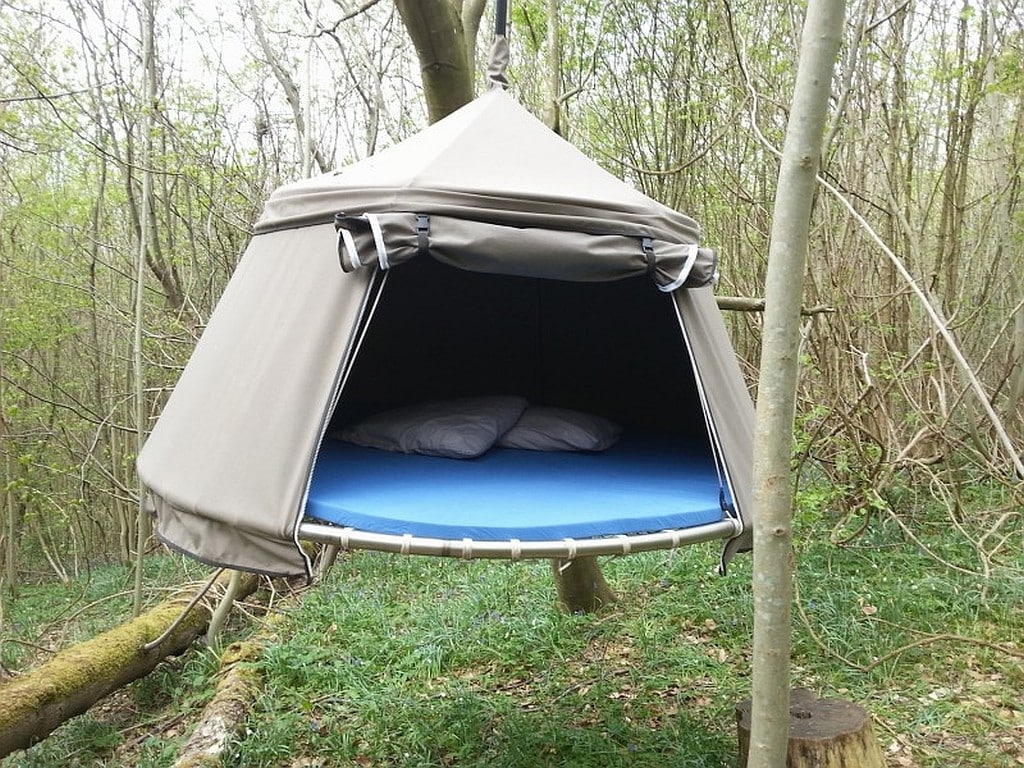 Glamping original dans une tente suspendue au-dessus du sol