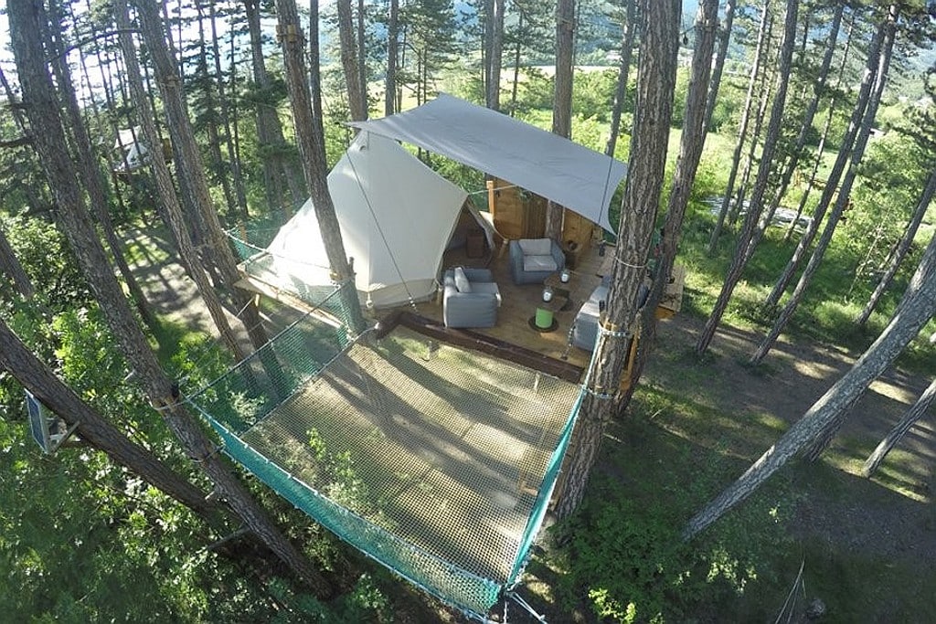Hébergement insolite en tente suspendue pour une escapade nature