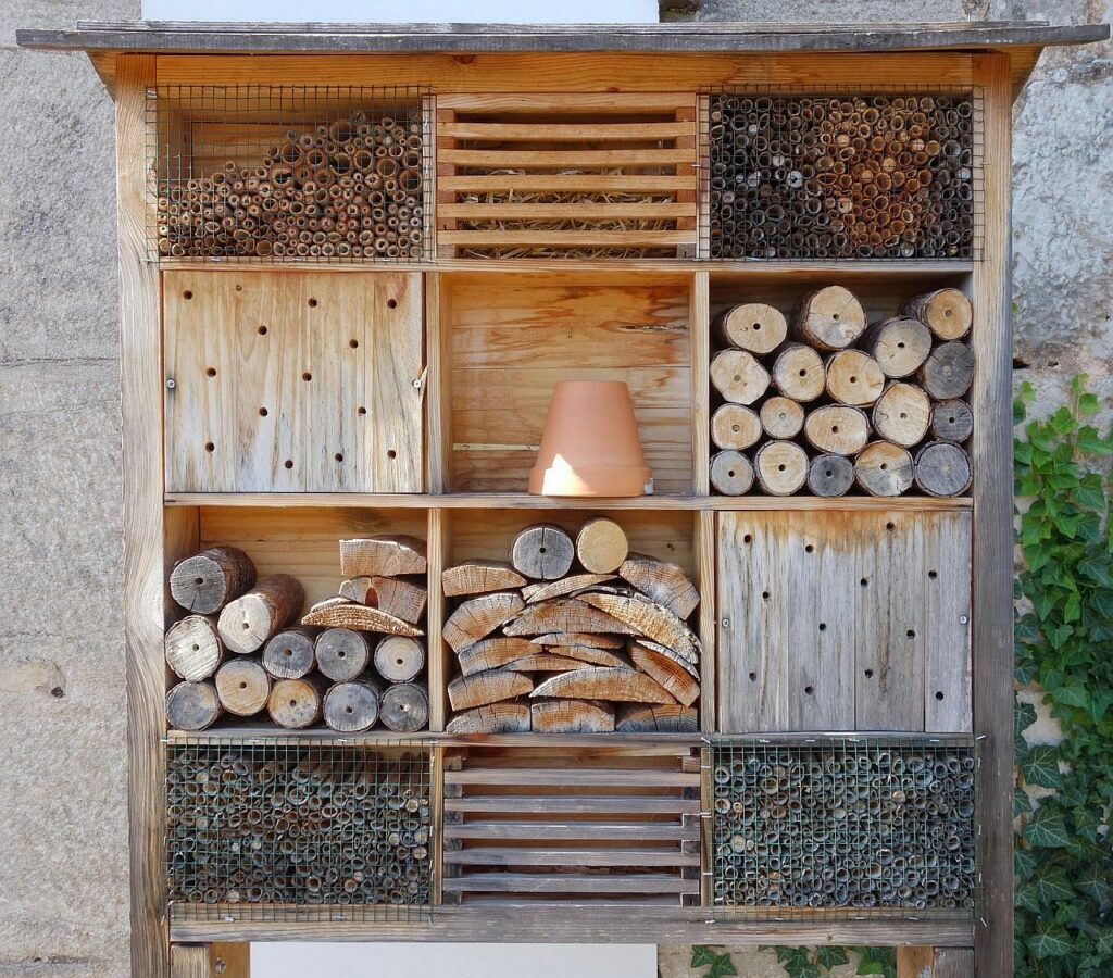 Hôtel à insectes coloré pour attirer les pollinisateurs