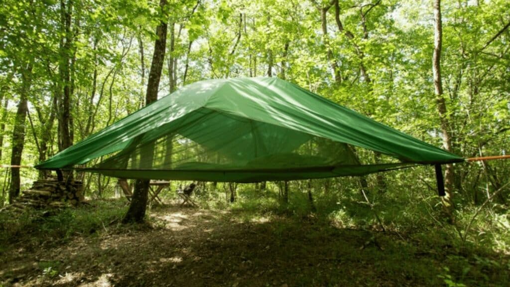 Nuit insolite dans une tente suspendue entre les arbres