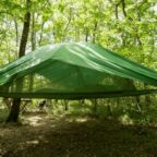 Nuit insolite dans une tente suspendue entre les arbres
