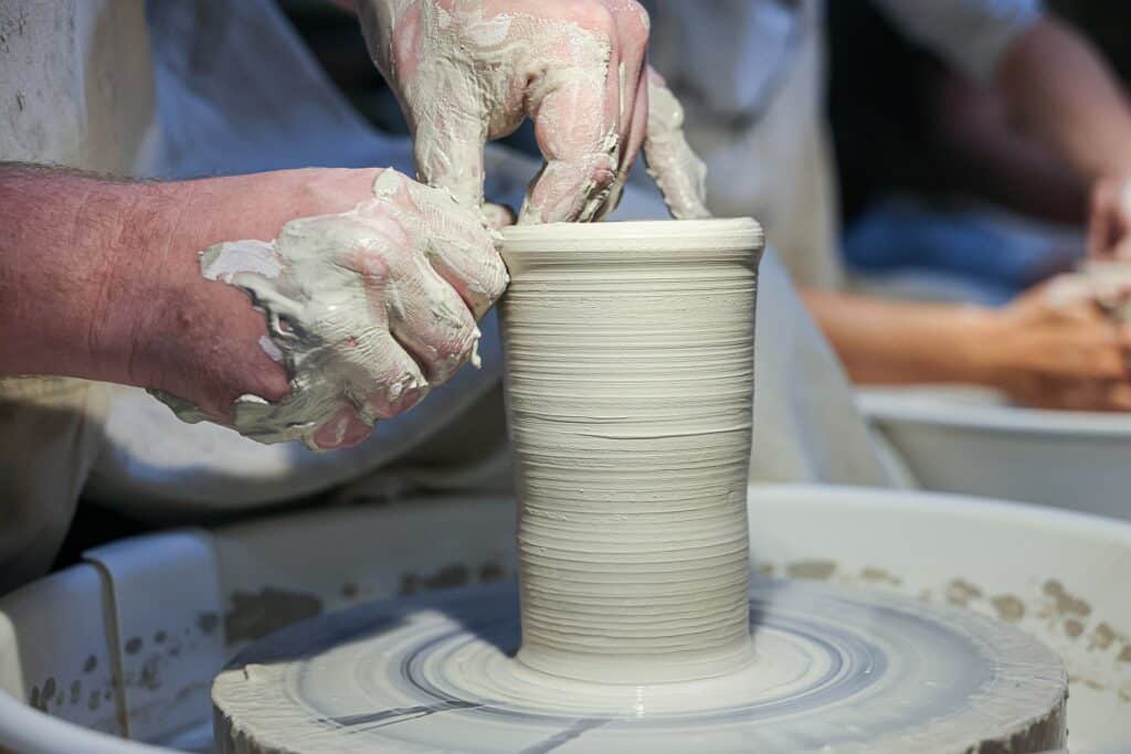 Sculpture en cours réalisée avec une technique de modelage