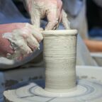 Sculpture en cours réalisée avec une technique de modelage