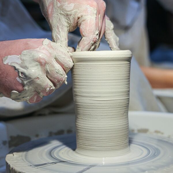 Sculpture en cours réalisée avec une technique de modelage