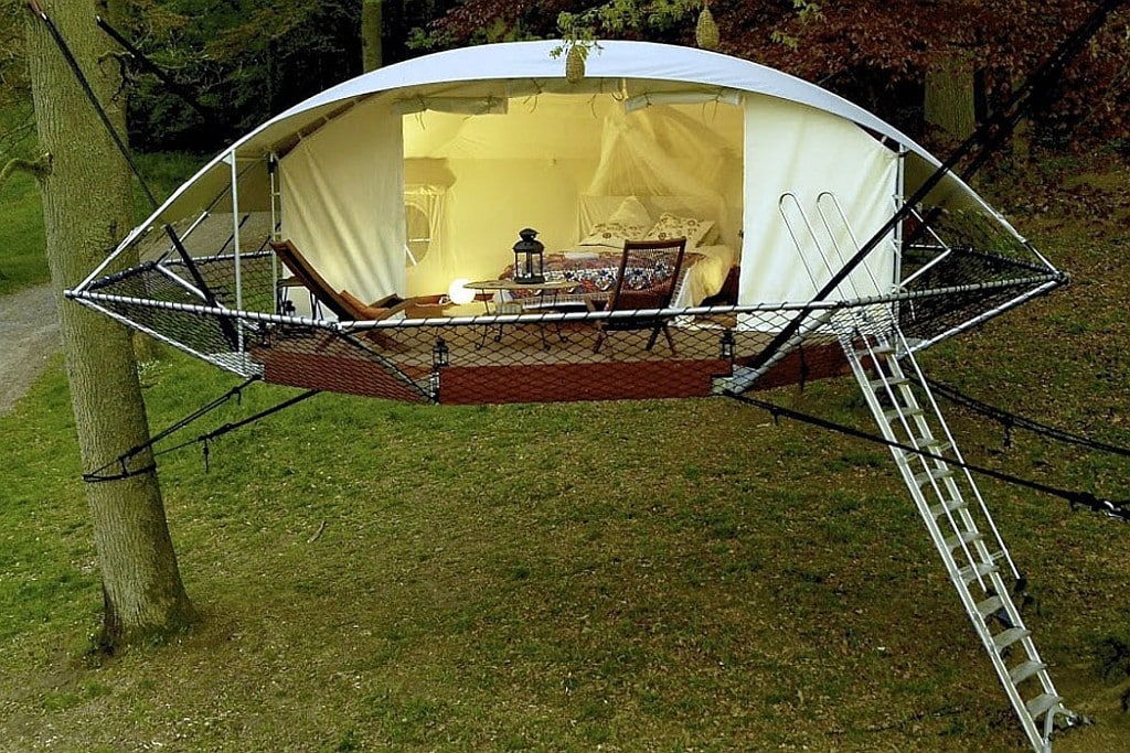 Tente suspendue confortable pour une expérience de glamping unique