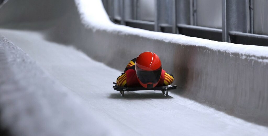 Départ explosif d’un sportif en skeleton sur la piste