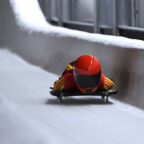 Départ explosif d’un sportif en skeleton sur la piste