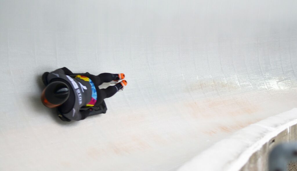 Descente rapide en skeleton lors d’une compétition hivernale