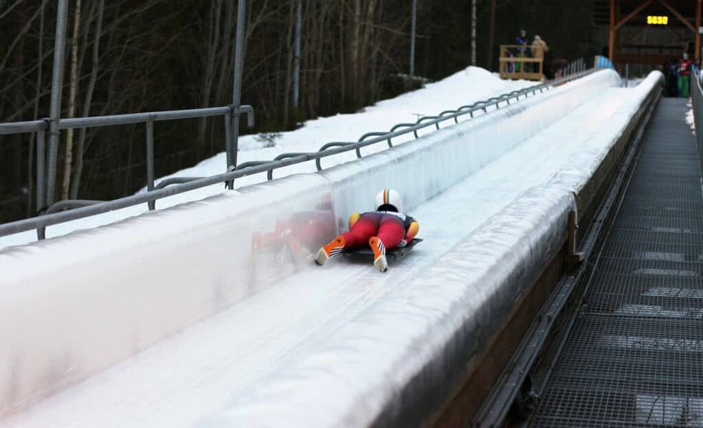 Vue d’un coureur de skeleton en pleine accélération