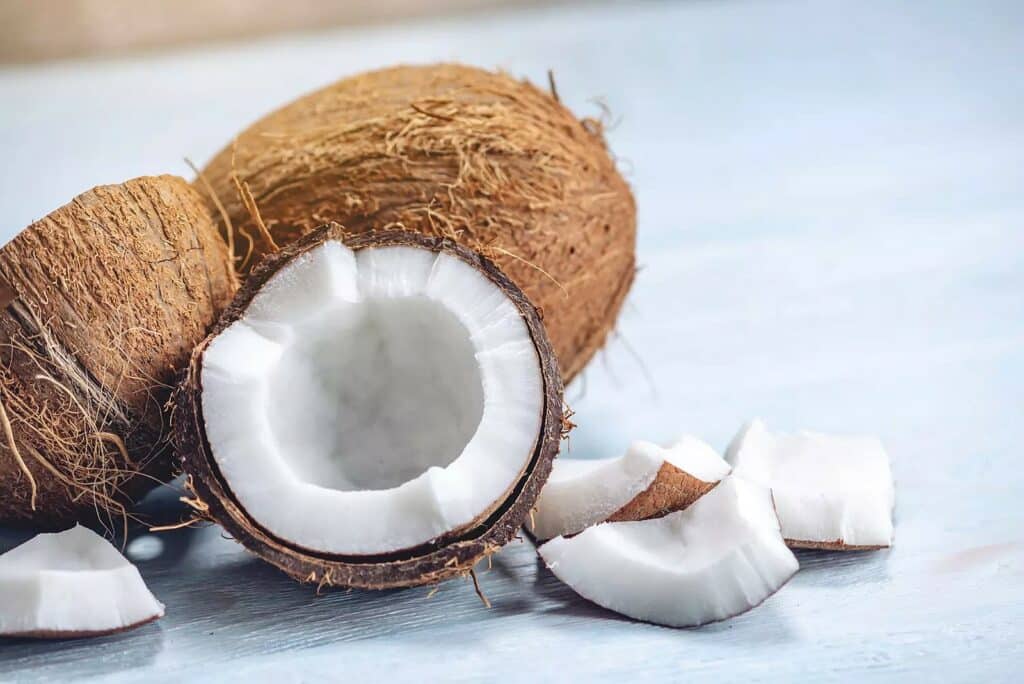 Noix de coco fraîche ouverte en deux