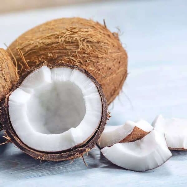 Noix de coco fraîche ouverte en deux