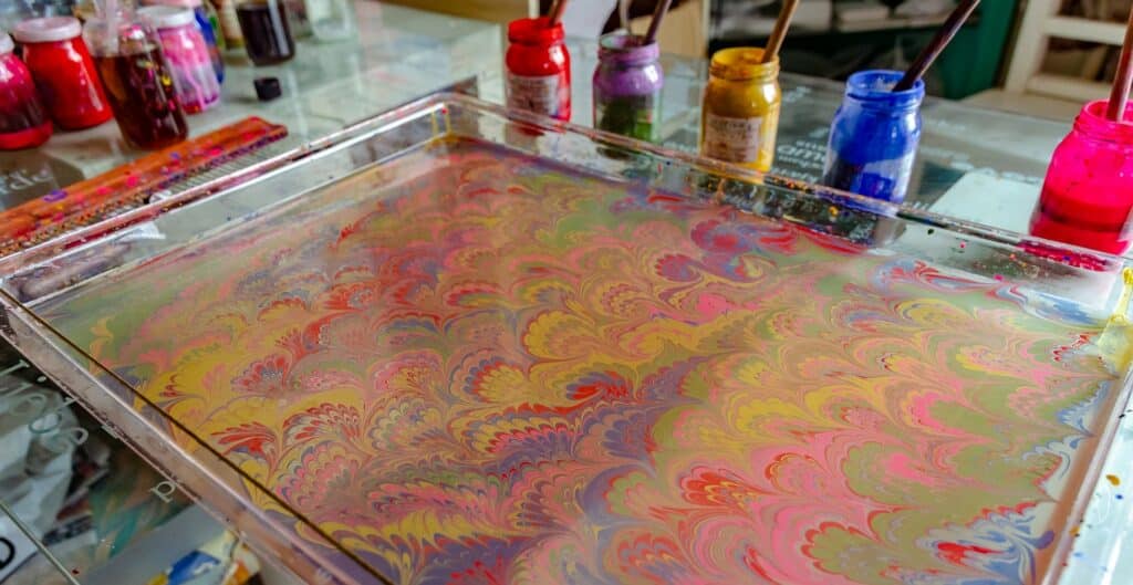Apprendre le marbling avec de la peinture à l’eau
