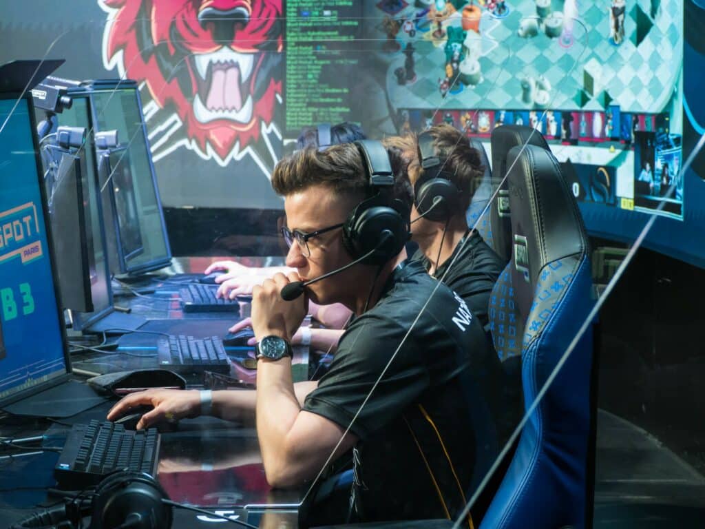 Équipe d’e-sport en pleine stratégie avant un match