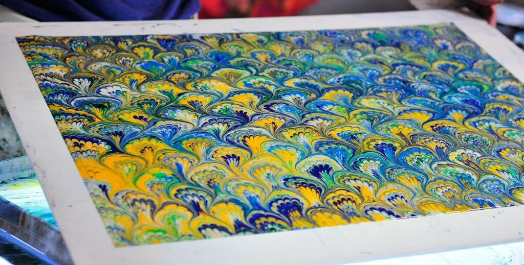 Expérience créative de marbling avec des couleurs vives