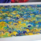 Expérience créative de marbling avec des couleurs vives