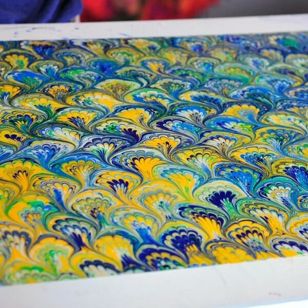 Expérience créative de marbling avec des couleurs vives