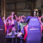 Joueur d’e-sport concentré pendant une compétition internationale