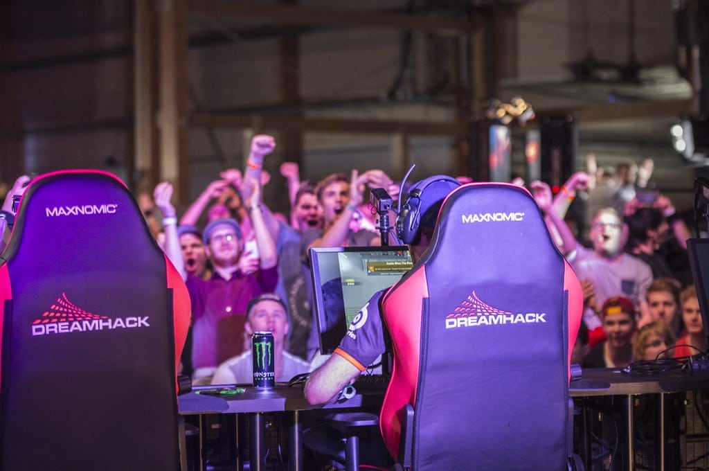 Joueur d’e-sport concentré pendant une compétition internationale