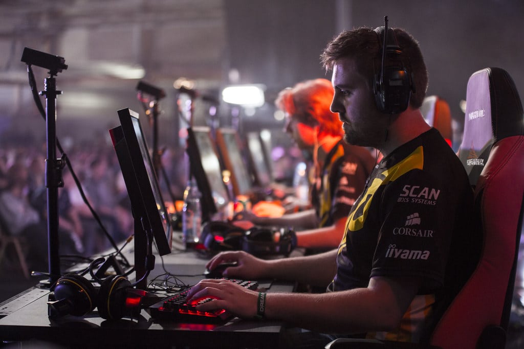 Moment de concentration avant le début d’un match d’e-sport