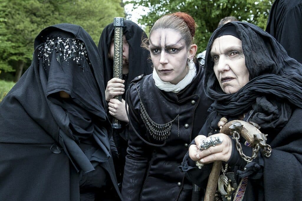 Moment de stratégie entre joueurs pendant un jeu de rôle grandeur nature