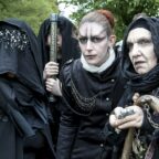 Moment de stratégie entre joueurs pendant un jeu de rôle grandeur nature