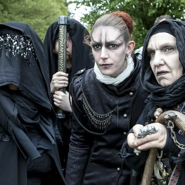 Moment de stratégie entre joueurs pendant un jeu de rôle grandeur nature