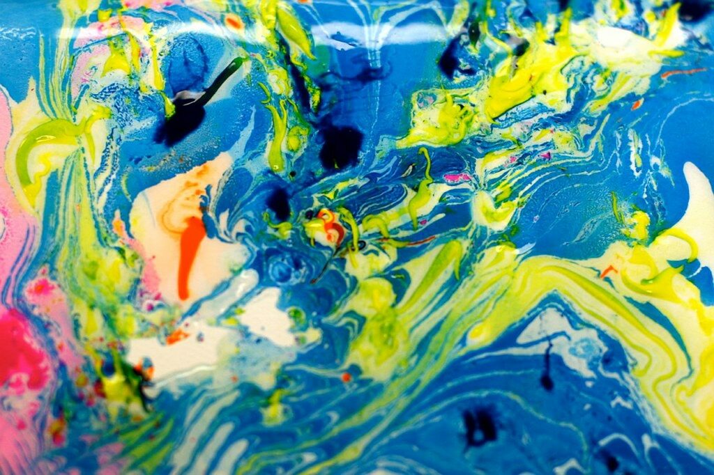 Motifs abstraits créés grâce à la technique du marbling