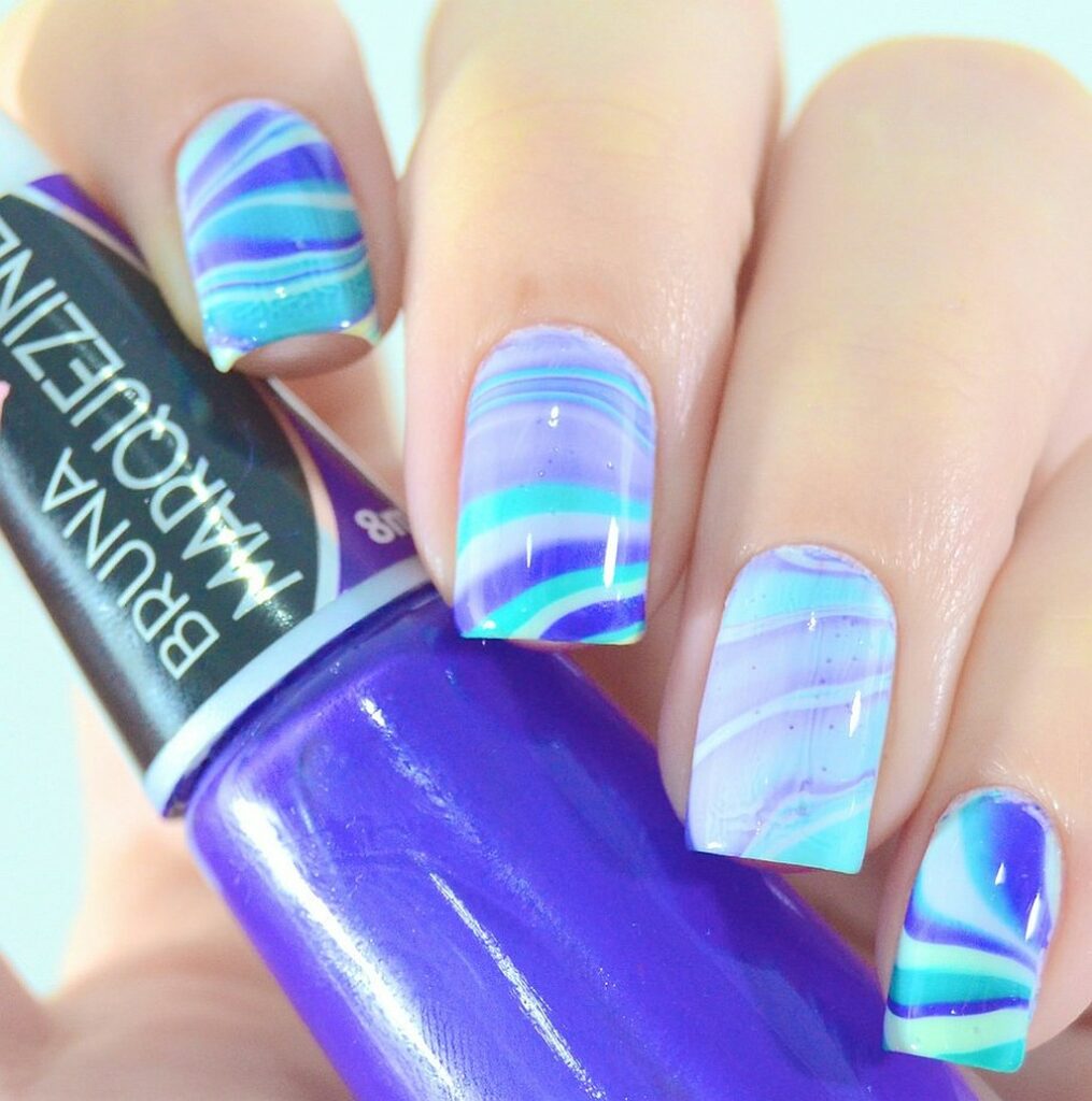 Nail art effet marbre avec la technique du marbling