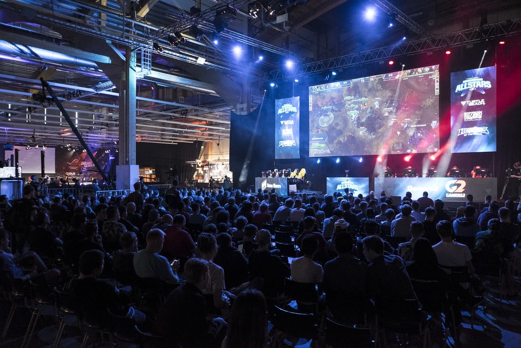 Salle de tournoi d’e-sport remplie de spectateurs