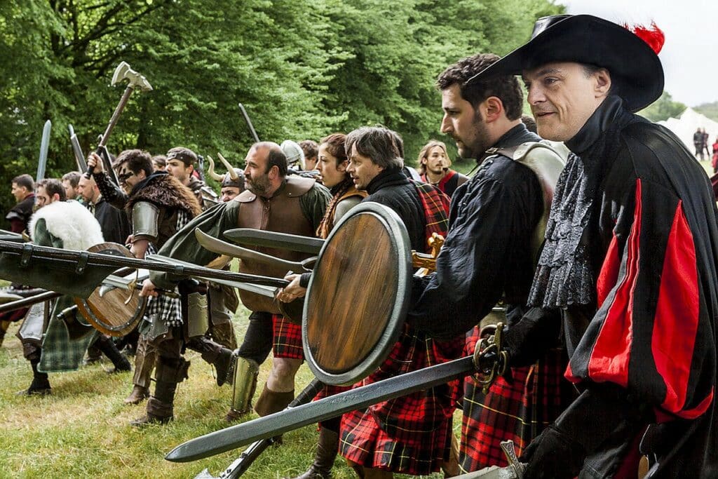 Scène de bataille médiévale pendant un jeu de rôle grandeur nature