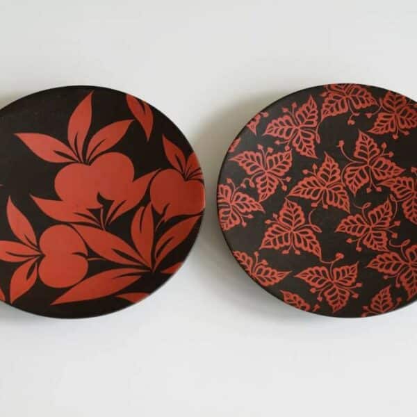 Laque urushi appliquée avec précision sur un objet artisanal japonais