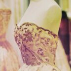 Détail d’une broderie ancienne aux motifs floraux délicats