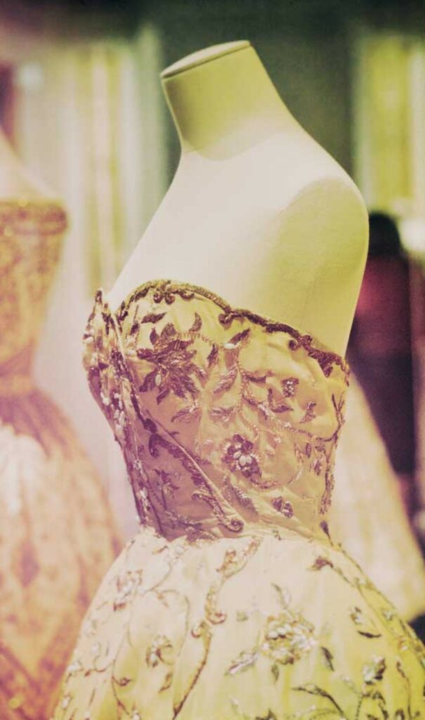 Détail d’une broderie ancienne aux motifs floraux délicats