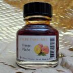Flacon d’encre parfumée posé sur un bureau élégant