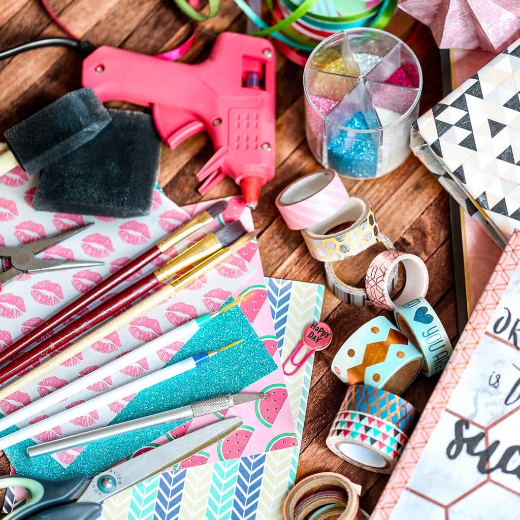 Matériel complet de scrapbooking pour créer un album personnalisé