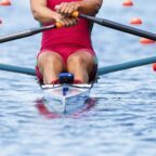 Plan rapproché des mains sur les rames pendant l’aviron