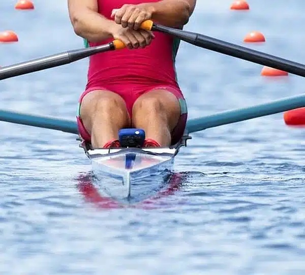 Plan rapproché des mains sur les rames pendant l’aviron
