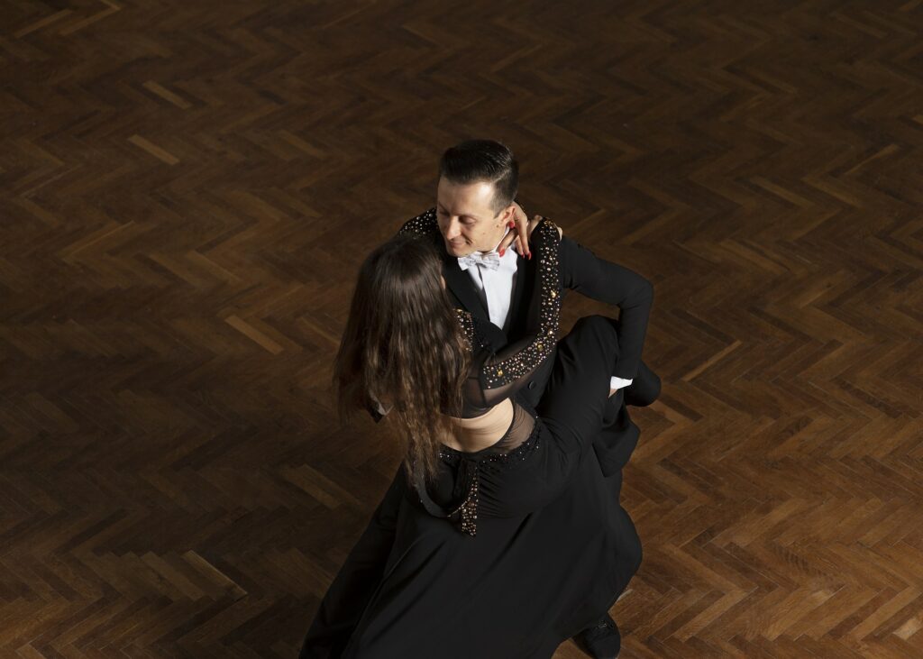 Couple dansant le swing sur une piste rétro, illustrant l’énergie et le charme intemporel de cette danse