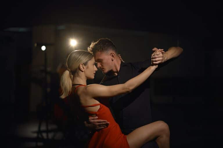 La danse swing le rythme irrésistible qui traverse les générations