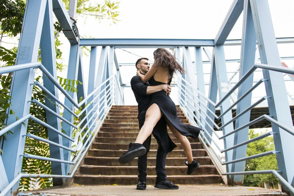 Danseurs de Lindy Hop réalisant un pas aérien, symbole du dynamisme et de la créativité du swing