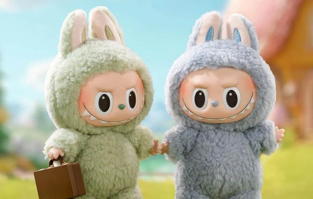 Gros plan sur le Labubu, montrant les détails expressifs et l’esthétique unique de la figurine