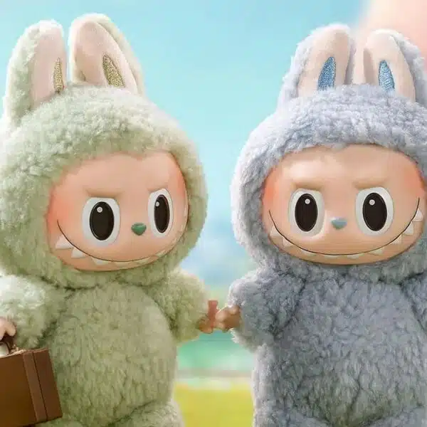 Gros plan sur le Labubu, montrant les détails expressifs et l’esthétique unique de la figurine