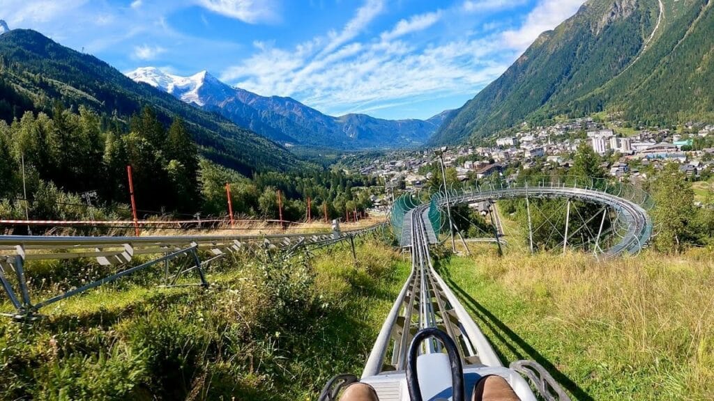 Piste de Mountain Luge serpentant dans la montagne avec vue panoramique sur la vallée