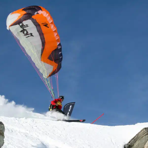 Speedflyer prenant son envol depuis une pente montagneuse pour une descente aérienne ultra‑rapide