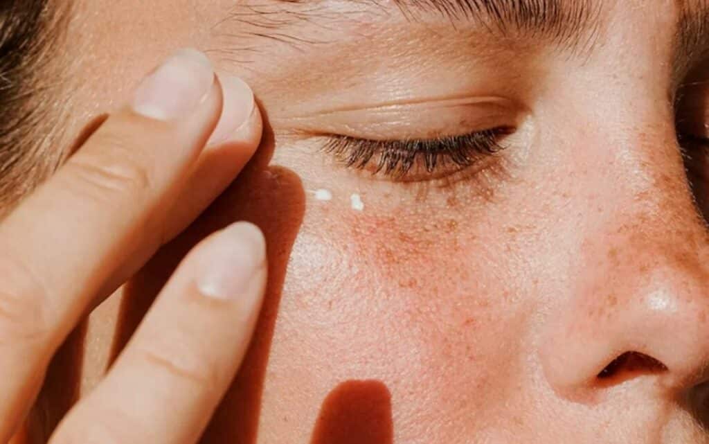 Application d’un sérum hydratant pendant la phase de récupération du Skin cycling