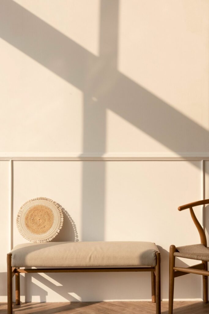 Intérieur lumineux avec mobilier minimaliste et matériaux naturels inspirés du Japandi