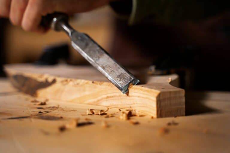 Whittling : l’art du slow craft pour sculpter le bois au couteau