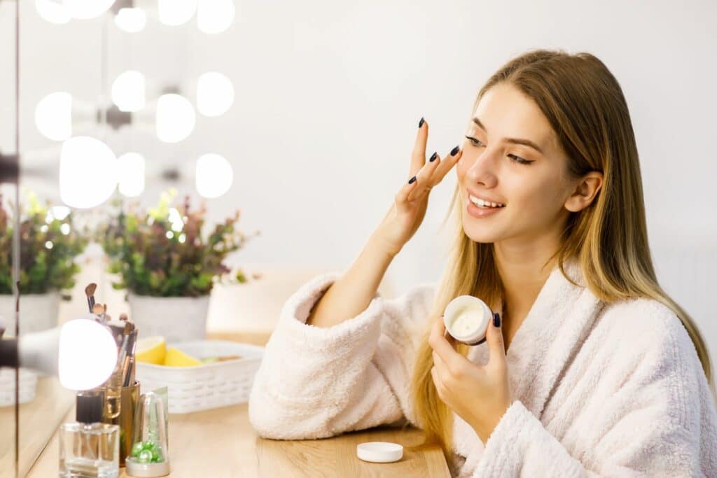 Rituel skincare du soir favorisant une peau éclatante et équilibrée